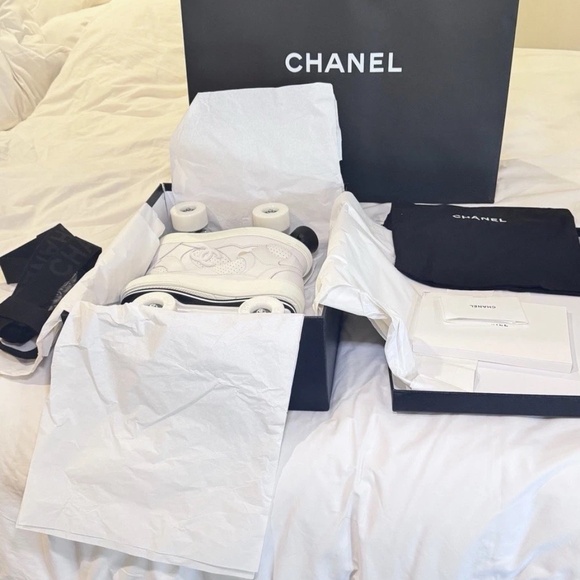 CHANEL 24C White CC Hightop Roller skates Complete Set Size 38 - Picture 4 of 16